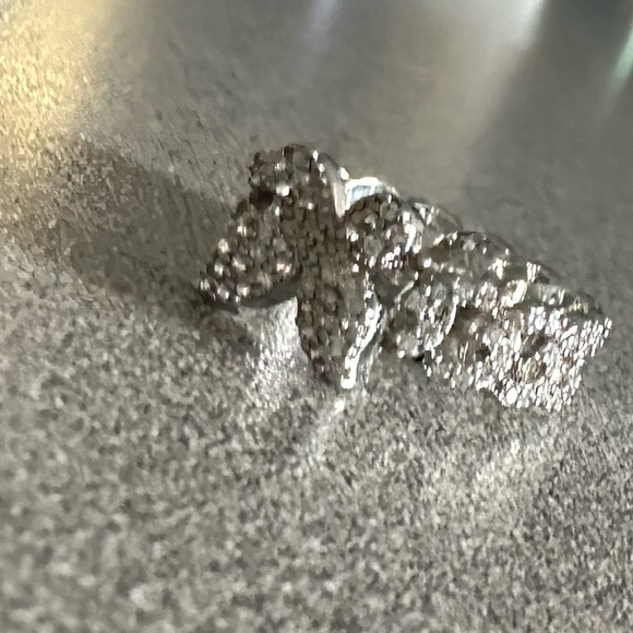 Fashion silver  faux diamond butterfly ring - Picture 2 of 4